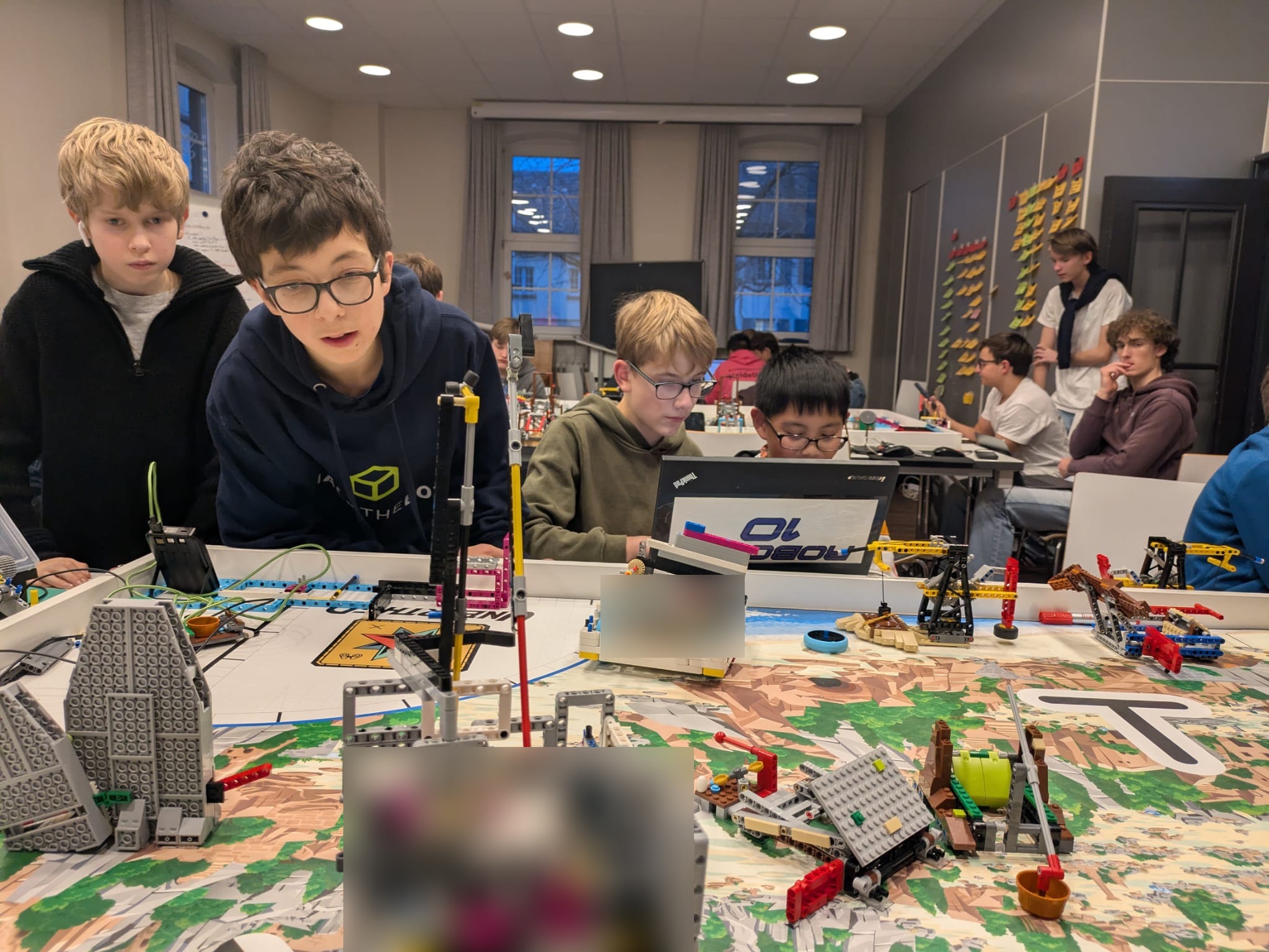 Tag und Nacht wurde fleißig am Roboter und dem Projekt gearbeitet!