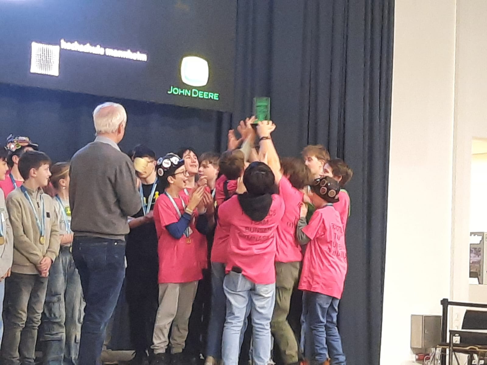 3, 2, 1, LEGO! gewinnt bei ihrer ersten Teilnahme den Forschungspokal!