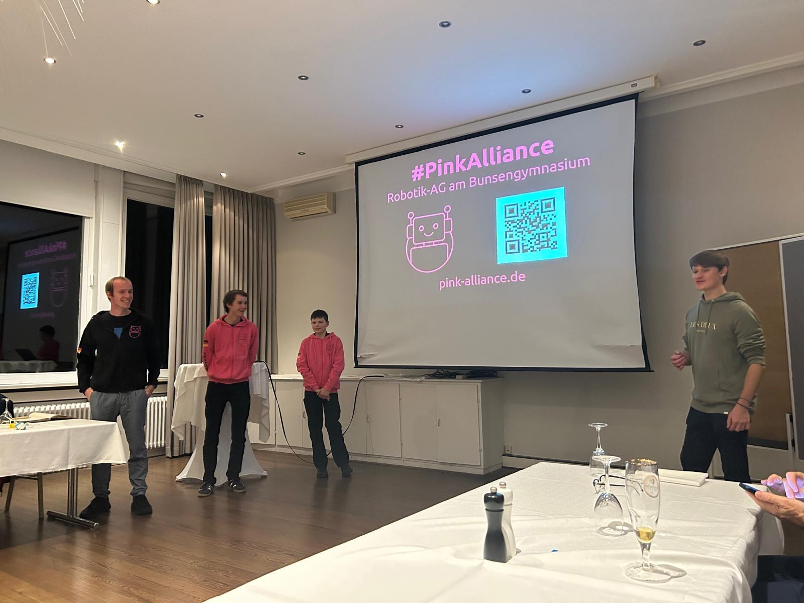 In einem kurzweiligen Vortrag stellten wir uns und unsere Aktivitäten vor.