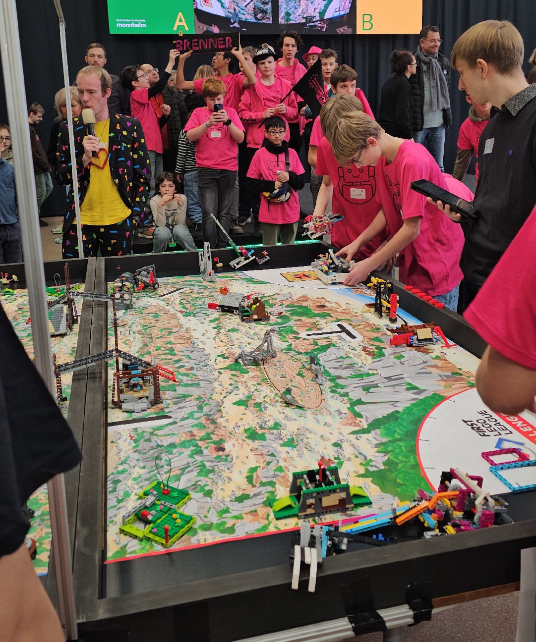 Lautstark unterstützt fahren DI3_BUN53NBR3NN3R ihr Robot-Game.