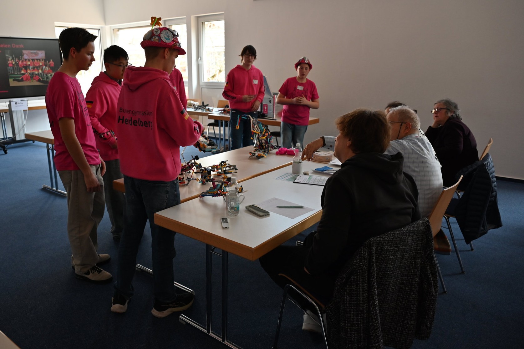 Den Roboter vol FFLish wollte sich die Jury auch nochmal aus der Nähe anschauen!